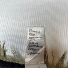 Load image into Gallery viewer, Girls H&T, faux fur vest, 2 hook fastening, FUC, size 6,