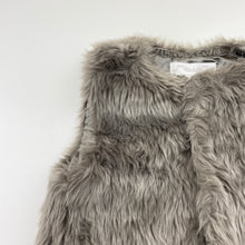 Load image into Gallery viewer, Girls Chateau De Sable, lined faux fur vest, 2 popper fasten, EUC, size 3-4,