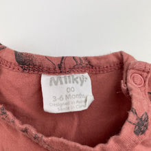 Load image into Gallery viewer, Girls Milky, stretchy romper, wild animals, FUC, size 00,