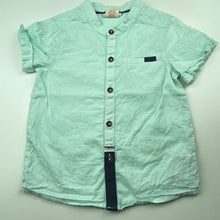 Load image into Gallery viewer, Boys Rorie Whelan, lightweight cotton short sleeve shirt, GUC, size 4,