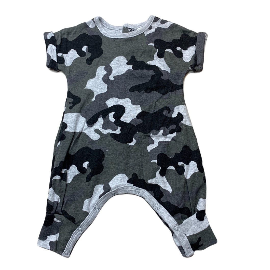 unisex Baby Berry, camo print cotton romper, EUC, size 0000,  