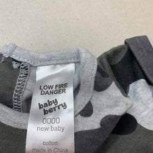 Load image into Gallery viewer, unisex Baby Berry, camo print cotton romper, EUC, size 0000,  