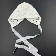 Load image into Gallery viewer, Girls hand made, knitted bonnet / hat, EUC, size 0000-000,  