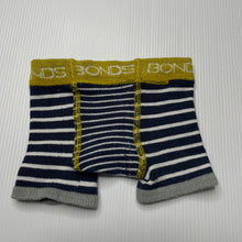 Load image into Gallery viewer, unisex Bonds, striped stretchy shorts, elasticated, FUC, size 000,  