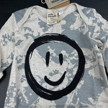 Load image into Gallery viewer, unisex Milk &amp; Masuki, organic cotton romper, splatter smiley, NEW, size 1,  