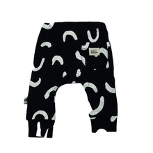 Load image into Gallery viewer, unisex Milk &amp; Masuki, organic cotton leggings/bottoms, squiggle, NEW, size 0000,  