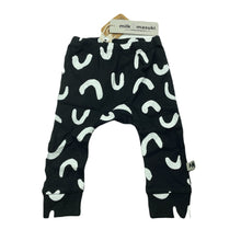 Load image into Gallery viewer, unisex Milk &amp; Masuki, organic cotton leggings/bottoms, squiggle, NEW, size 0,  