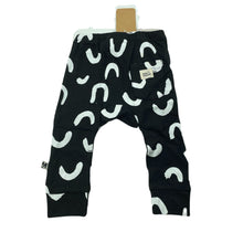 Load image into Gallery viewer, unisex Milk &amp; Masuki, organic cotton leggings/bottoms, squiggle, NEW, size 0,  