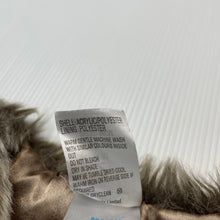 Load image into Gallery viewer, Girls H&amp;T, lined faux fur vest, single hook fasten, GUC, size 2,  