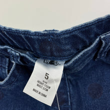 Load image into Gallery viewer, Girls H&amp;T, blue stretch denim jeans, adjustable, Inside leg: 46cm, NEW, size 5,  