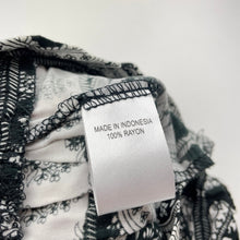 Load image into Gallery viewer, Girls Mii Love Mu, lightweight frill leg shorts, elasticated, NEW, size 4,  