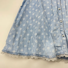 Load image into Gallery viewer, Girls 1964 Denim Co, floral chambray cotton shirt dress, mark on chest, FUC, size 6, L: 61cm