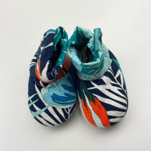 Load image into Gallery viewer, Shoes Bonds, baby bootees, EUC, size 0,  