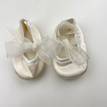 Load image into Gallery viewer, Shoes cream, lightweight shoes, GUC, size 0,  