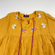 Load image into Gallery viewer, Girls Little Moni, embroidered crinkle cotton short sleeve dress, FUC, size 5, L: 53cm