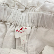 Load image into Gallery viewer, Girls Seed, white stretch denim shorts, elasticated, GUC, size 5,  