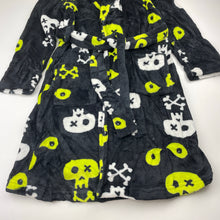 Load image into Gallery viewer, Boys Tilt, soft fleece dressing gown / bath robe, skulls, NEW, size 7,  