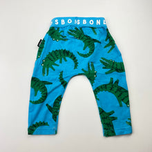 Load image into Gallery viewer, Unisex Bonds, stretchy leggings / boittoms, crocodiles, EUC, size 000,  