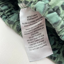 Load image into Gallery viewer, Boys Milky, stretchy shorts, elasticated (pilling on cuffs), FUC, size 4,  