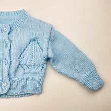 Load image into Gallery viewer, Unisex handmade, knitted cardigan, sailboats, armpit-armpit: 23.5cm, armpit-cuff: 17cm, GUC, size 00-0,  