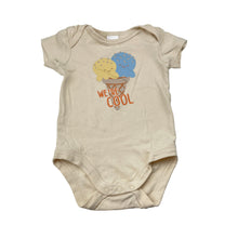 Load image into Gallery viewer, Unisex Baby Berry, cotton bodysuit / romper, GUC, size 0,  