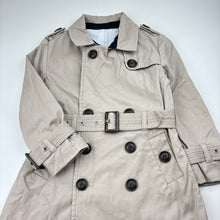 Load image into Gallery viewer, Boys grey, trenchcoat, no labels, L: 52cm, armpit to armpit: 31.5cm, shoulder to cuff: 36cm, GUC, size 4-5,  