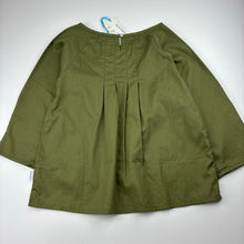 Load image into Gallery viewer, Girls Daisy &amp; Moose, khaki cotton top, NEW, size 7,  