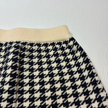 Load image into Gallery viewer, Girls Seed, knitted cotton houndstooth skirt, elasticated, L: 22.5cm, EUC, size 3,  