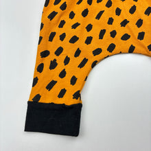 Load image into Gallery viewer, Unisex Baby Berry, stretchy leggings / bottoms, EUC, size 000,  