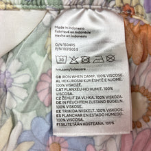 Load image into Gallery viewer, Girls H&amp;M, floral lightweight viscose pants, elasticated, Inside leg: 39.5cm, EUC, size 5,  