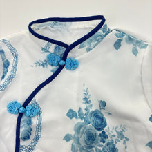 Load image into Gallery viewer, Girls lightweight, white &amp; blue floral top, no labels, armpit to armpit: 34.5cm, shoulder to cuff: 35cm, EUC, size 5-6,  