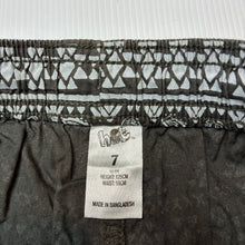 Load image into Gallery viewer, Boys H&amp;T, lightweight cotton shorts, elasticated, GUC, size 7,  