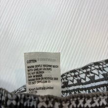 Load image into Gallery viewer, Boys H&amp;T, lightweight cotton shorts, elasticated, GUC, size 7,  