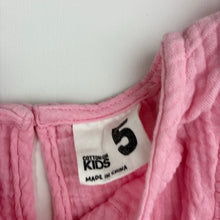 Load image into Gallery viewer, Girls Cotton On, pink crinkle cotton long sleeve dress, EUC, size 5, L: 63cm