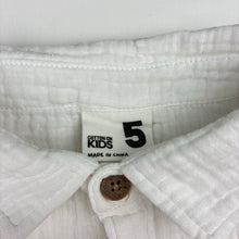 Load image into Gallery viewer, Boys Cotton On, white crinkle cotton short sleeve shirt, EUC, size 5,  