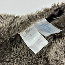 Load image into Gallery viewer, Girls H&amp;T, faux fur vest, 2 hook fasten, FUC, size 5,  