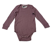 Load image into Gallery viewer, Unisex Lily &amp; Dan, mauve cotton ribbed long sleeve bodysuit, EUC, size 00,  