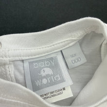 Load image into Gallery viewer, unisex Baby World, white cotton t-shirt / top, GUC, size 000,  