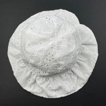 Load image into Gallery viewer, Girls Target, lined broderie cotton hat, EUC, size 1-2,  