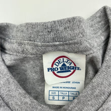Load image into Gallery viewer, Boys Delta, grey t-shirt / top, New York, L: 47cm, armpit to armpit: 34cm, EUC, size 6-7,  