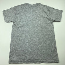 Load image into Gallery viewer, Boys Delta, grey t-shirt / top, New York, L: 47cm, armpit to armpit: 34cm, EUC, size 6-7,  