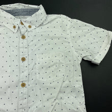 Load image into Gallery viewer, Boys Target, white &amp; navy cotton short sleeve shirt, EUC, size 5,  