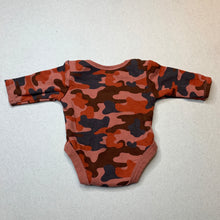 Load image into Gallery viewer, unisex Baby Berry, camo print cotton bodysuit / romper, GUC, size 0000,  