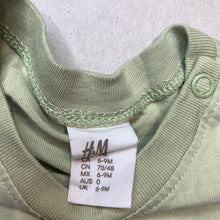 Load image into Gallery viewer, Boys H&amp;M, green cotton t-shirt / top, EUC, size 0,  