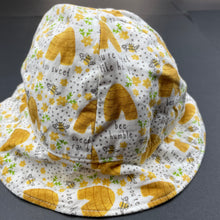 Load image into Gallery viewer, unisex reversible, cotton bucket hat, bees, EUC, size 000,  
